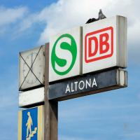 0824 Schilder am Bahnhof Hamburg Altona.  | Altonaer Bahnhof - ehem. Güterbahnhof Harkortstrasse